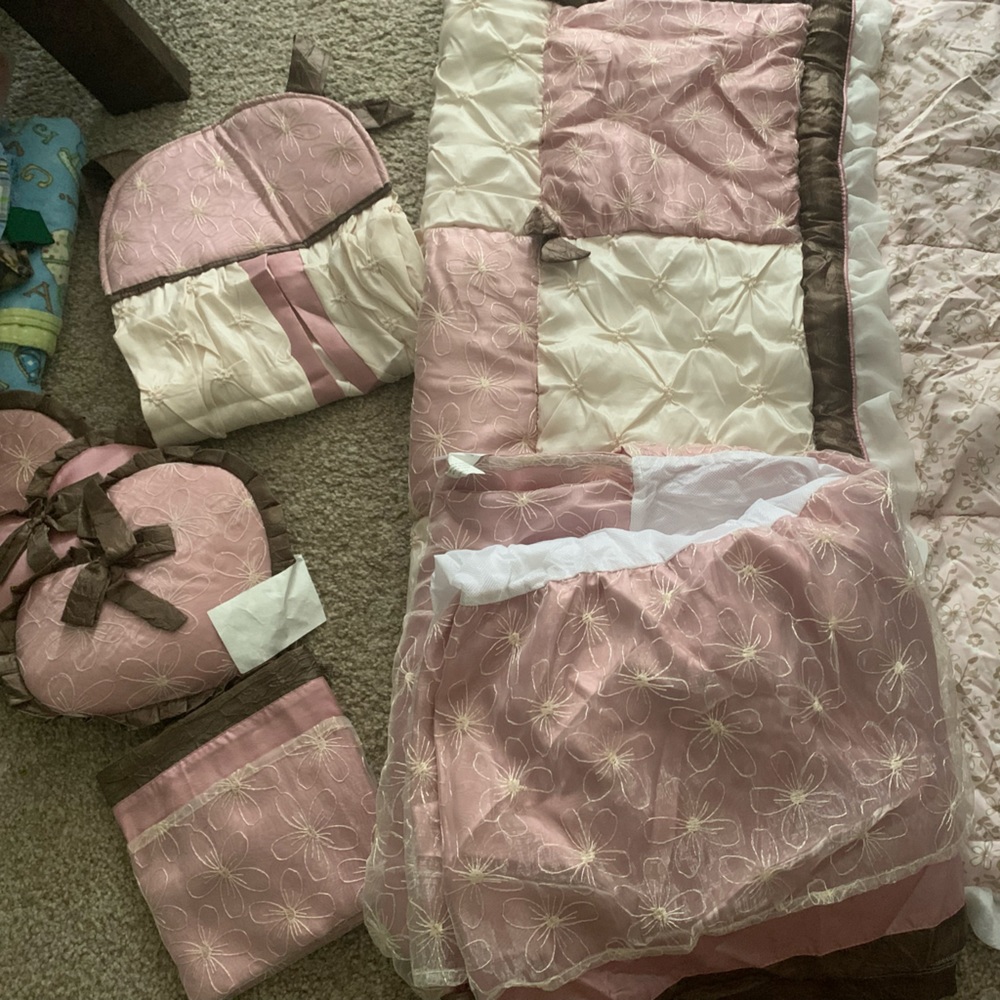 Baby girl crib bedding and accessories